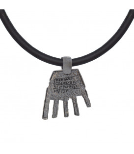 Colgante Mano de Irulegi de Rutenio 30mm con Cordón Caucho Negro 4mm